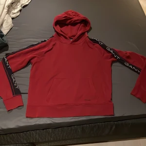 Gant hoodie  - Vinröd gabr hoodie! Säljes pga för liten. Strl 176cm. Köpt för 600kr säljes för 250kr