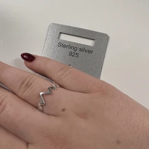 Äkta silver ring  - Ny äkta silver ring från guldfynd storlek 19. Fick i julklapp men skulle behöva ha en annan storlek. Nypris 149kr. Säljer för 100kr GRATIS FRAKT!