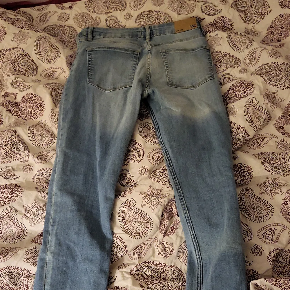 Säljer ett par oanvända jeans från lager 157, dem är lågmidjade och stretchiga. Är i bra skick. Jeans & Byxor.