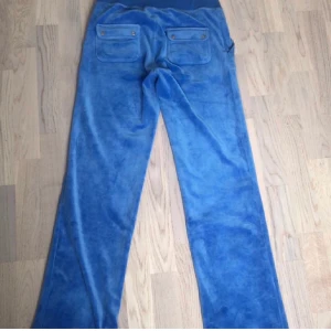 Juicy byxor  - Hej! Jag säljer mina fina juicy couture byxor då jag har tröttnat på färgen och inte använder de så mycket längre. De är i fint skick, och köpte de i somras. Är i storlek S men är mellean XS-M. Köparen står för frakten!💕