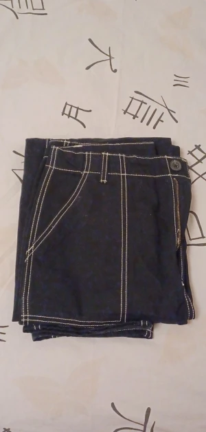 Divided by H&M, storlek 40, jeans, svart - Nyskick, köpte från Sellpy men passade inte. Kan vara djur hår på varan fast dem kom så men kan tas bort lätt. Falska bak ficko.