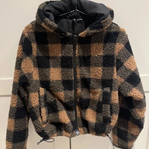 Jacka i teddy - Väldigt mysig och skön jacka i teddy. Använd få gånger.