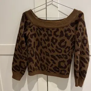 Stickad tröja i leopard, använd några få gånger