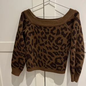 Finstickad tröja - Stickad tröja i leopard, använd några få gånger