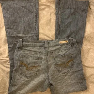 Lågmidjade jeans - Säljer dessa fina lågmidjade bootcut jeans. Storleken är på ungefär (innerben: 73cm midjemått: 70cm) skriv vid intresse eller frågor! 💋