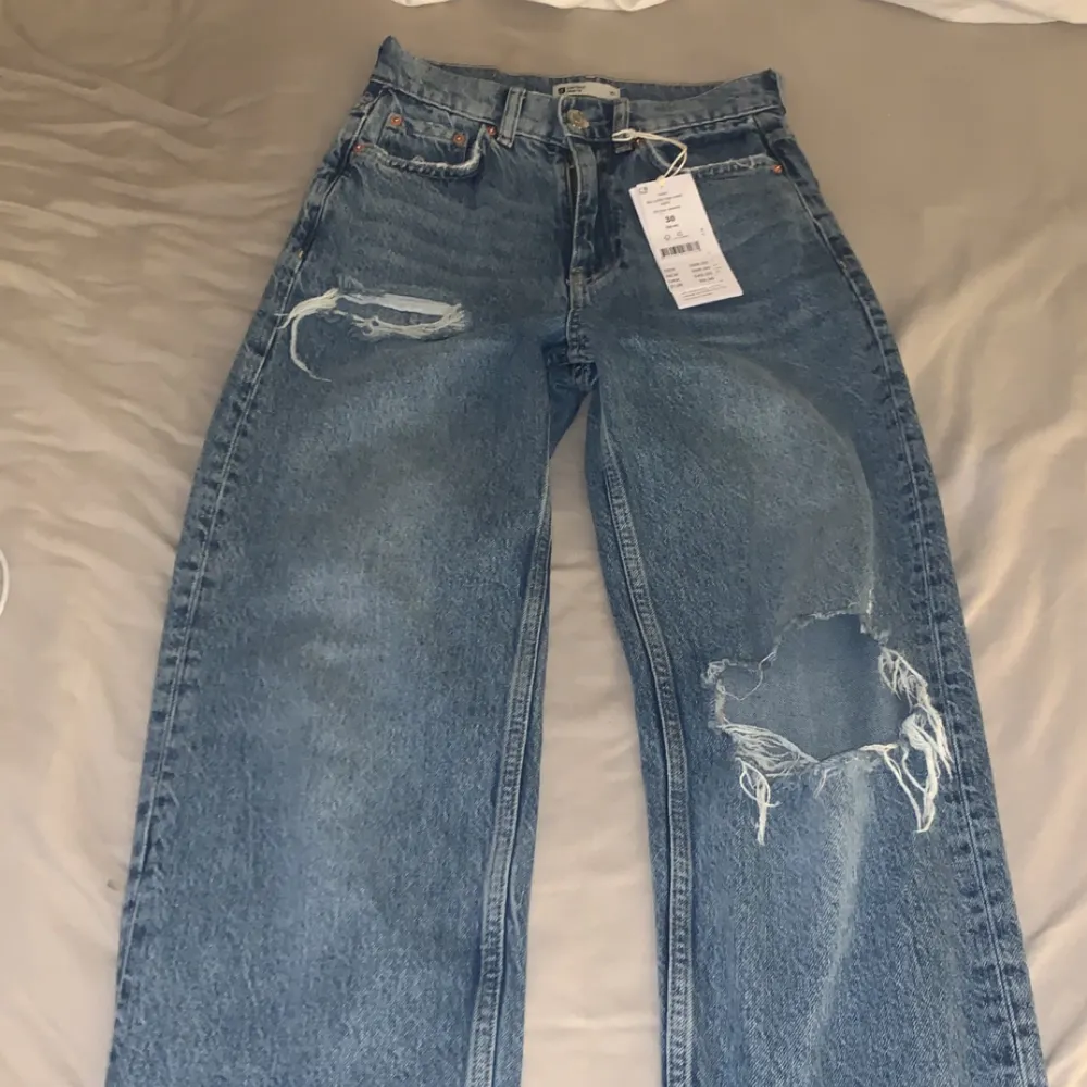 Säljer pågrund av att jag köpte fel storlek, fint skick, stl 30 från Gina, raka jeans, prislappen kvar, köpta för 600kr. Jeans & Byxor.