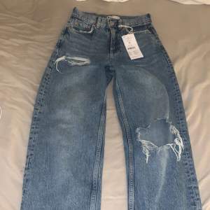 Säljer pågrund av att jag köpte fel storlek, fint skick, stl 30 från Gina, raka jeans, prislappen kvar, köpta för 600kr