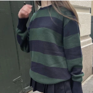 Brianna sweater - brianna sweater från Brandy Melville i grön och mörkblå🤍 