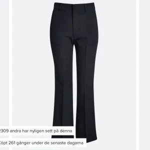 Kostymbyxor  - Ett par nästan helt oanvända kostymbyxor från Bikbok. Säljer då de är lite för små. Jag väger 60kg och är 170cm, de passar dock bra i längden (kan även passa på någon som är kortare) men är lite för små runt höften på mig. Storlek 36. Nypris 399kr