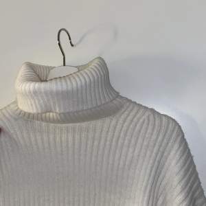 Vit/beige stickad tröja med polo från HM, storlek S. Använd 1 gång. Vida armar och loose fit.