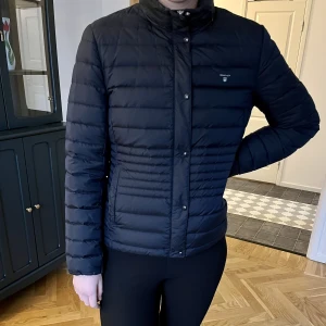 Gant jacka - Mörk marinblå jacka från GANT. Sparsamt använd och i mycket gott skick. Storlek L. Personen på fotot är slank och 177 cm lång.