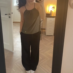 Linne - Linne från bikbok, storlek xs/s❤️ går att ha halsringen olika, se bild 1&2! 