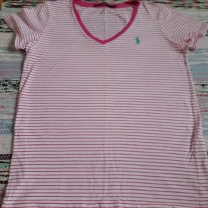 T-shirt  - Säljer en randig Ralph Lauren t-shirt i storlek M.