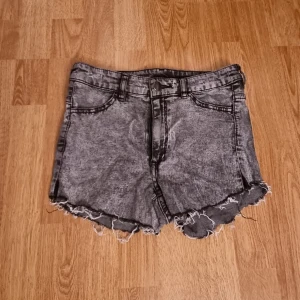 HM Shorts Strl. S - Bra skick och inte så använda.  Från HM, storlek 36/S.