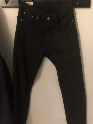 Levi’s 501 - Säljer dessa eftersom att jag har vuxit ut de. Använda rätt så mycket men inte slitage på dem. Nypris 1099kr