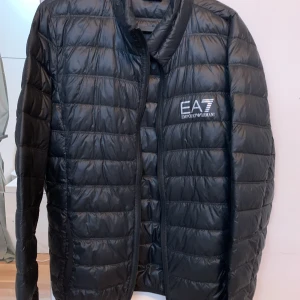 Armani jacka - den har använts men den är i bra skick och den är tvättad.