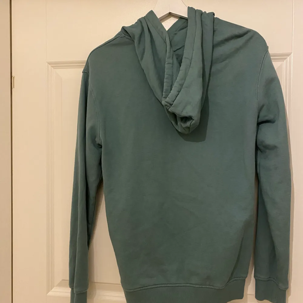 Säljer denna gröna hoodie från Cubus då den aldrig kommit till användning. Skönt material och väldigt bekväm, gillade bara inte färgen insåg jag efter. Köptes för 399kr och säljs för 250kr+frakt . Hoodies.