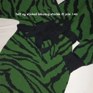 Stickad kort klänning  - Super mjuk och strechig helt ny aldrig använd 