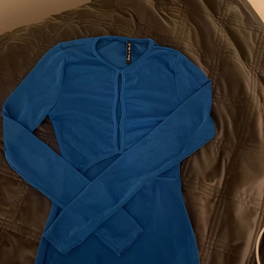 Superfin festklänning i en blå färg💙 Bara använd vid enstaka tillfälle så den är som i nyskick! Passar en XS-S då den är väldigt strechig.. Klänningar.