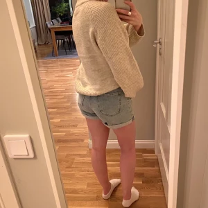 Shorts från H&M - Säljer ett par shorts från H&M. Superskönt tyg!