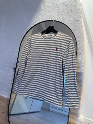 Comme Des Garcons T-Shirt - Aldrig använd. Säljer då det inte är min typ av tröja. 