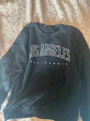 Sweatshirt - En snygg sweatshirt från shein med tryck. Säljer pga kommer inte till andvändning❤️