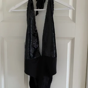 Bodysuit - Bodysuit från Gina Tricot i storlek M, 150kr 🪄🖤