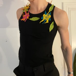 Vintage Miss Sixty svart linne blommor pärlor paljetter - Vintage svart Miss Sixty linne med blommor och blad i tyg och paljetter och pärlor 🌷 En så unik topp som är en twist på en vanlig basic!