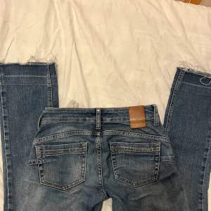 Hejsan!! Jag säljer ett av mina favorit jeans från Lui!! Säljer pga datt de nu är försmå i längden, jag är lite längre än 1,60cm. Jeansen är ljusblåa och är straight jeans!!❣️❣️❣️De är också  mycket fint skick!!