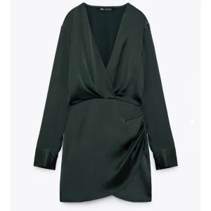 Satin klänning  - säljer denna snygga satinklänning ifrån zara, endast använd vid ett tillfälle! Säljer likadan i vit 