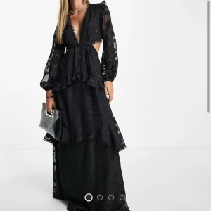 Svart maxiklänning - Har beställt denna underbara klänning som tyvärr var för liten för mig. Om någon råkar ha den i antingen storlek 40 eller 42 och vill byta till en 38 eller sälja sin så skriv😊Kollar även eventuellt intresse på att köpa den då den är helt slutsåld på asos😇