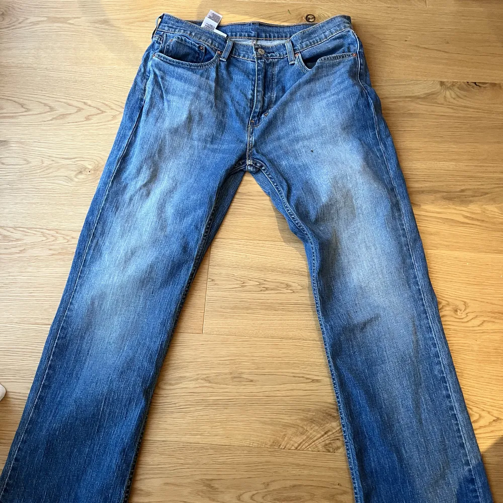 Ett par ljusblå Levis 527 i stl W33 L34. Användna 1 gång. . Jeans & Byxor.