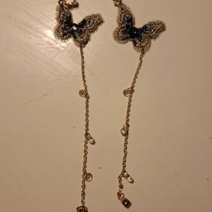 Fjärilar 🌞 - Här är ett par fina örhängen som aldrig är använda heller 🌞 Pris 10 kr plus frakt 16 kr 🌞 Swish finns 🌞 vid frågor kontakta mig 🌞 Anki 