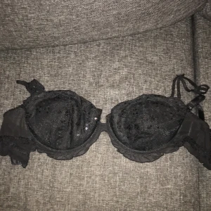 Paljett BH - Svart paljett bh. Aldrig använd. 