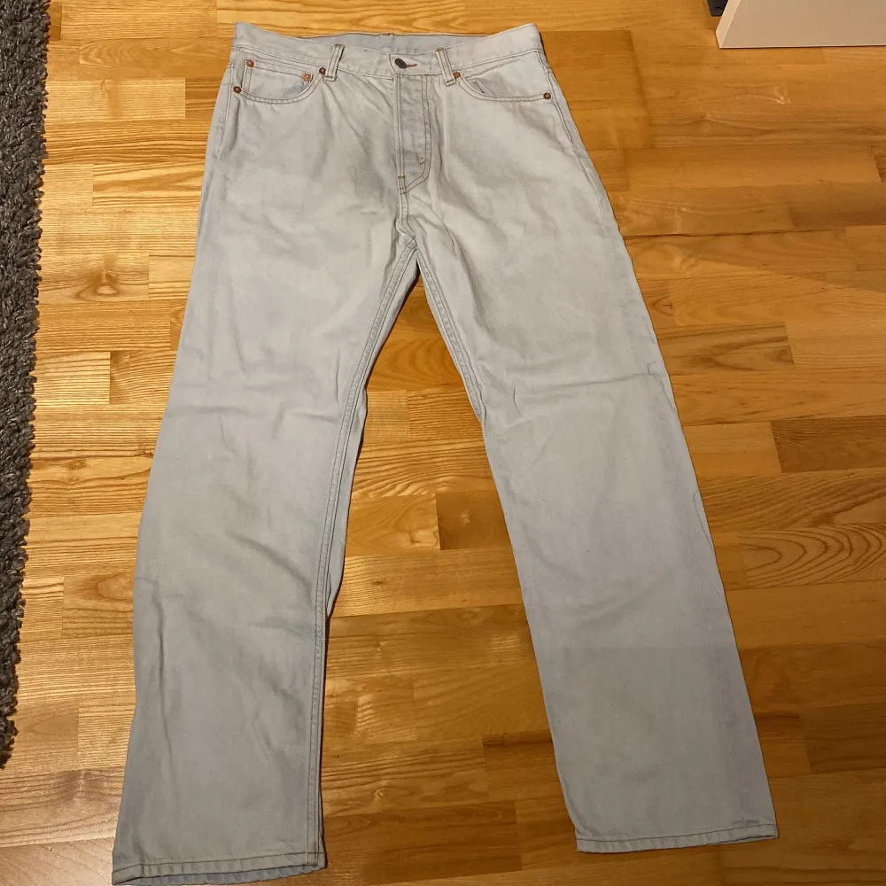 Ett oanvänt par jeans från weekday, model(space) i storlek 30/30. Köparen står för frakten, för fler bilder eller frågor skriv Dm. Jeans & Byxor.