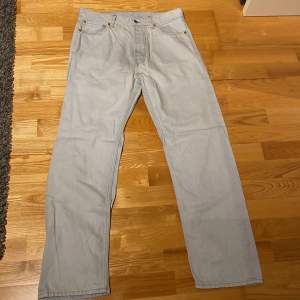 Ett oanvänt par jeans från weekday, model(space) i storlek 30/30. Köparen står för frakten, för fler bilder eller frågor skriv Dm