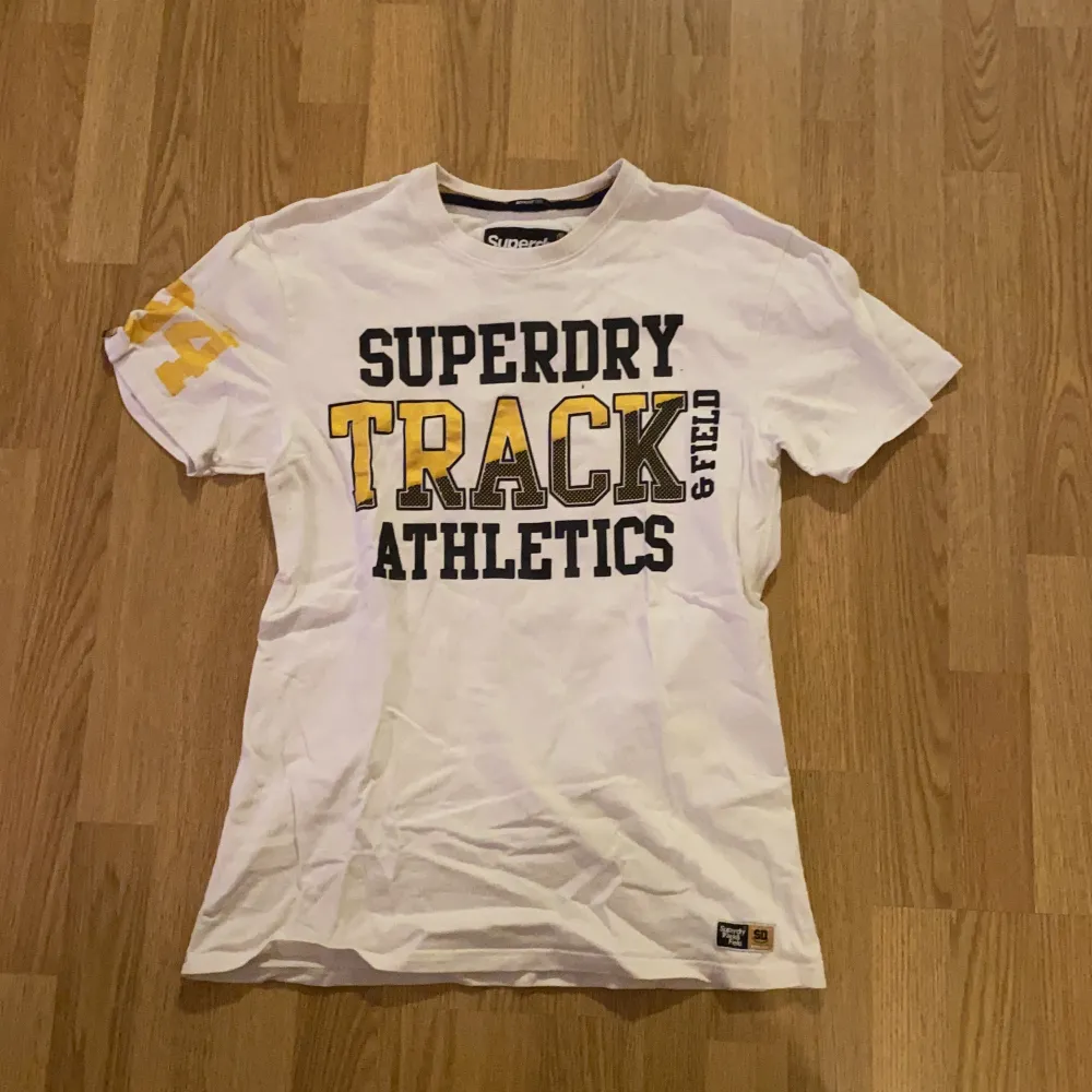 Säljer denna T-shirt från superdry! Super snygg och i bra skick . T-shirts.