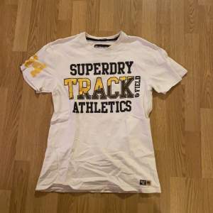 Säljer denna T-shirt från superdry! Super snygg och i bra skick 