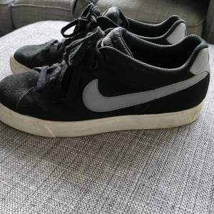 Vintage Nike court, äldre variant men väl bevarade och inga defekter. Står strl 40 men skulle säga att de passar någon som har 39-40