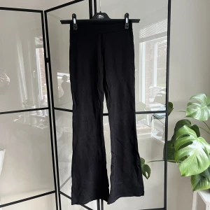 Byxor - Svarta yogapants/tights i storlek Xs. Är använda men i bra skick