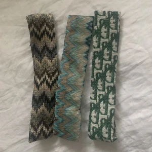Hårband  - Hårband! 2 st är missoni inspirerande mönster= 150kr. Justerbar där bak. Frakt 54 kr spårbar eller 30 ej Spårbar. DIOR SÅLT!!!!. Köpta second hand 