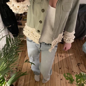 Vårjacka  - Jättefin vår/sommar. Lite dåligt ljus på bilderna, jackan är lite ljusare i verkligenheten. Coola detaljer. Jättefin till jeans. Säljer för att den tyvärr är för liten för mig. Kan mötas upp. Kommer ta bort annonsen snart så passa på att köp! ❗️