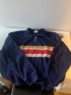 Half zip crewneck från ASOS - Marinblå Half Zip från ASOS i storlek M.