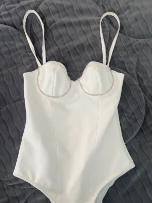 Body från Zara - Super fin vit body från zara. Bara testad och är i ett nyttskick. Säljer då den inte passar mig. Nypris: 359, Mitt pris 259 eller högsta bud!🤍🤍