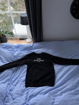 Peak performance tröjor - Här är två oanvända peak performance tröjor. Ena tröjan är svart och andra är blå. Man köper dom i två pack.