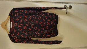 Snygg oxh bekväm tröja  - Good condition, only worn a few times. True to size. 