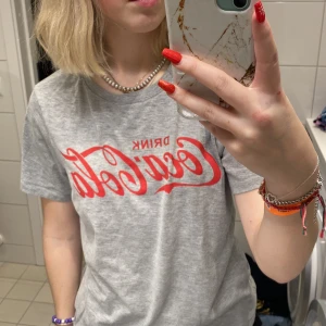 T-shirt - En Coca-Cola tröja. Väldigt bekväm men har tröttnat på den. Den sitter bekvämt och inte tajt alls enligt mig. 