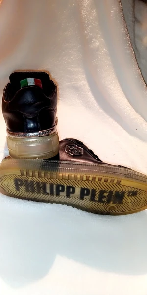 Sneakers skor märkes - Fräsha Philip plein skor men speciella textureri sig som att det står i silver Philip plein nere vid tårna i metallen. Sen guldsulorna. Och inte nått fel alls med lädret. Dom e som nya. Kostade 8000kr nya. Men som sagt de är i princip i perfekt kondition.