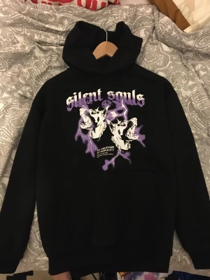 Hoodie med tryck - Hoodie med lila/vit tryck. Silent souls. Nästan nyskick. Cyber Y2K vibes.