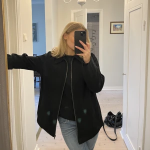 Vintage jacka - Sjukt snygg jacka från tidigt 90-tal. Ser knappt använd ut. Säljer då den är något stor för mig 150kr 